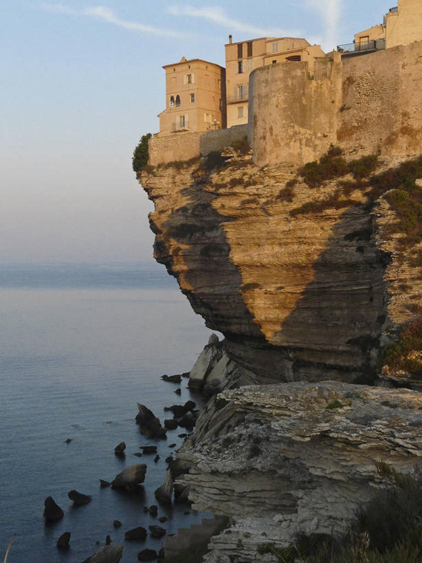 无人,竖图,室外,白天,正面,旅游,度假,海浪,海洋,石头,美景,山,山脉,法国,欧洲,阴影,光线,石子,影子,景观,浪花,山峰,悬崖,云,云朵,山峦,云彩,娱乐,蓝色,白云,蓝天,天空,阳光,自然,海水,群山,天,享受,休闲,景色,放松,晴朗,科西嘉,科西嘉岛,西欧,法兰西,自然风光,海景,法兰西共和国,法兰西第五共和国,绝壁,南科西嘉,博尼法乔,南科西嘉省,科西嘉大区,大海,风浪,海,海水的波动,近岸浪,石块,岩石,涌浪,晴空,彩图,萨尔泰讷区