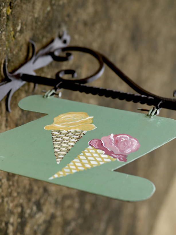 点心,无人,商店,竖图,室外,特写,白天,仰视,法国,欧洲,墙,食品,冰激凌,清凉,商铺,饼,小吃,墙壁,墙面,食物,糕点,冷饮,舒服,冰淇淋,解暑,西欧,解渴,法兰西,雪糕,烤饼,华夫饼,舒爽,瓦尔省,法兰西共和国,窝夫,格子饼,华夫,格仔饼,法兰西第五共和国,冰糕,消暑,市肆,商号,普罗旺斯.阿尔卑斯.蓝色海岸,普罗旺斯.阿尔卑斯.蓝色海岸大区,瓦尔,圣特罗佩,彩图,低角度拍摄,店铺,冰淇淋店,蛋筒冰淇淋,冰淇淋蛋筒