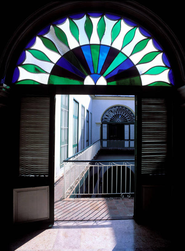 无人,家,竖图,室内,白天,正面,度假,美景,窗户,门,城市风光,城市,道路,路,古巴,阴影,光线,影子,百叶窗,房屋,屋子,景观,公寓,小路,交通,首都,娱乐,洋房,楼房,玻璃窗,住宅,阳光,门框,享受,休闲,景色,放松,北美,北美洲,美洲,哈瓦那,北亚美利加洲,亚美利加洲,古巴共和国,彩图,房子,哈瓦那市,夏湾拿