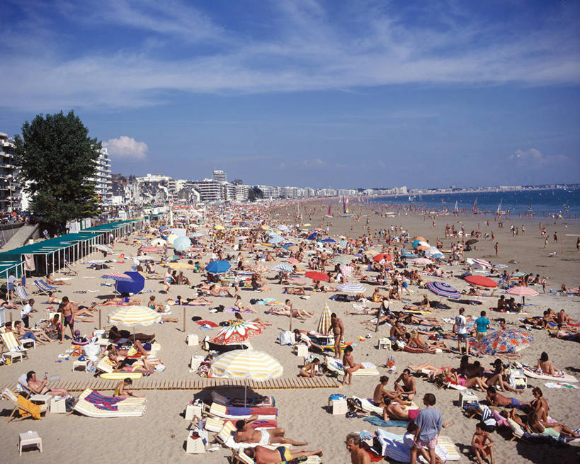 西方人,坐,走,躺,横图,室外,白天,正面,泳装,比基尼,旅游,度假,海浪,海洋,美景,沙滩,植物,椅子,法国,欧洲,欧洲人,行人,游客,游人,阴影,光线,沙子,影子,躺椅,海岸,景观,浪花,云,云朵,沙地,许多人,云彩,注视,娱乐,裸露,路人,旅客,树,树木,蓝色,绿色,白云,蓝天,天空,阳光,自然,海水,天,观察,看,一群人,享受,休闲,景色,放松,生长,晴朗,成长,观看,沙滩椅,察看,西欧,关注,法兰西,自然风光,裸,海景,法兰西共和国,卢瓦尔河地区,法兰西第五共和国,卢瓦尔,卢瓦尔大区,卢瓦尔河大区,过客,卧着,男人,男性,年轻男性,年轻女性,女人,女性,白种人,大海,风浪,海,海水的波动,海滩,近岸浪,涌浪,晴空,步行,散步,躺着,卧,走路,坐着,半身,彩图,三点式,泳衣,大西洋岸卢瓦尔省,大西洋卢瓦尔省,圣纳泽尔区,拉博尔埃斯库布拉克