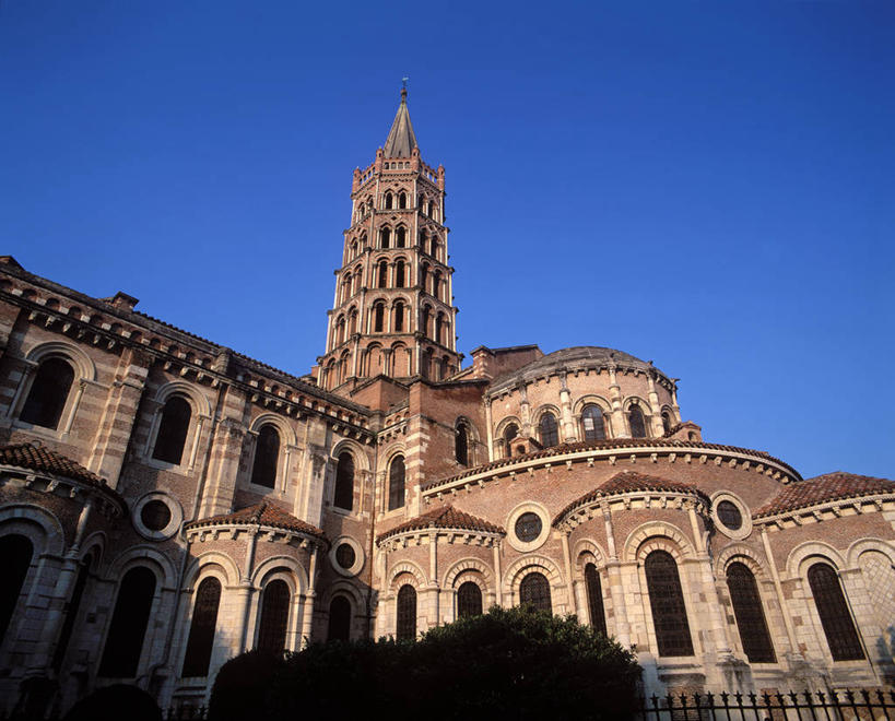 无人,教堂,横图,室外,白天,仰视,旅游,度假,名胜古迹,植物,窗户,标志建筑,地标,建筑,法国,欧洲,阴影,节日,遗迹,光线,影子,古迹,文化,文物,娱乐,建设,古建筑,玻璃窗,树,树木,蓝色,绿色,蓝天,天空,阳光,自然,天,祈祷,享受,休闲,健康,旅游胜地,放松,许愿,宗教,信仰,生长,晴朗,成长,纪念,祈求,西欧,法兰西,信念,古文明,万里无云,法兰西共和国,首府,省会,法兰西第五共和国,南部.比利牛斯,图卢兹,南部.比利牛斯大区,上加龙,上加龙省,平安,晴空,晴空万里,彩图,低角度拍摄,大教堂,礼拜堂,圣塞宁教堂,图卢兹区