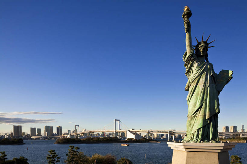 西方人,一个人,无人,高楼大厦,站,举,横图,室外,白天,正面,度假,自由,海浪,海洋,美景,植物,城市风光,标志建筑,城市,大桥,大厦,地标,建筑,摩天大楼,桥梁,雕塑,东京,自由女神像,欧洲,日本,欧洲人,亚洲,仅一个年轻女性,仅一个女性,仅一个人,自由女神,阴影,艺术,装饰,光线,雕刻,雕像,影子,景观,浪花,云,云朵,建筑群,斜拉桥,桥,彩虹大桥,云彩,娱乐,建设,树,树木,一个,蓝色,绿色,白云,蓝天,天空,阳光,自然,海水,工艺品,天,托,站着,享受,休闲,景色,放松,生长,晴朗,单个,成长,纪念,御台场,美术,美好,主题,追求,陈列,海景,东亚,向往,本州,关东地方,本州岛,日本国,东京都,功能,美学,日本彩虹大桥,县厅,港区,东京市,自由女神铜像国家纪念碑,东京港,台场,斜张桥,年轻女性,女人,女性,白种人,大海,风浪,海,海水的波动,近岸浪,涌浪,晴空,举起,举手,举着,向上举,向上伸,向上托,站立,彩图,全身,大楼,高层建筑,高楼,摩天楼,自由照耀世界,拟人,东京自由女神像