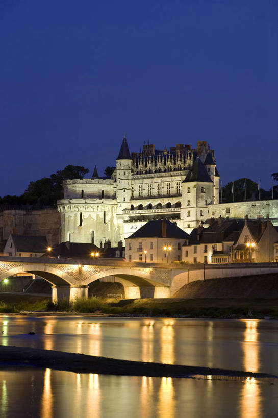 无人,竖图,室外,夜晚,正面,旅游,度假,河流,名胜古迹,水,窗户,标志建筑,地标,建筑,法国,欧洲,一排,许多,阴影,遗迹,整齐,并列,并排,光线,影子,堡垒,城堡,墙,河水,水流,灯光,很多,古迹,文物,娱乐,建设,古建筑,玻璃窗,墙壁,墙面,排列,灰色,倒影,享受,休闲,旅游胜地,放松,倒映,西欧,要塞,队列,法兰西,平行,古文明,法兰西共和国,法兰西第五共和国,反照,设防,安德尔.卢瓦尔省,中央大区,昂布瓦斯,彩图