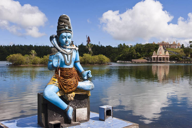 西方人,一个人,无人,坐,横图,室外,白天,正面,旅游,度假,河流,名胜古迹,水,植物,标志建筑,地标,建筑,雕塑,欧洲,非洲,毛里求斯,黑人,欧洲人,仅一个男性,仅一个人,阴影,波纹,遗迹,艺术,装饰,光线,雕刻,雕像,影子,河水,水流,云,云朵,云彩,古迹,文物,娱乐,建设,古建筑,树,树木,仅一个年轻男性,一个,蓝色,绿色,白云,倒影,蓝天,水纹,天空,阳光,自然,工艺品,波浪,天,享受,休闲,旅游胜地,放松,生长,晴朗,单个,成长,纪念,美术,倒映,主题,陈列,古文明,功能,美学,阿非利加洲,反照,毛里求斯共和国,湿婆,湿婆神,毁灭之神,三大主神,印度教三大神,男人,男性,年轻男性,非洲人,晴空,坐着,彩图,全身,拟人