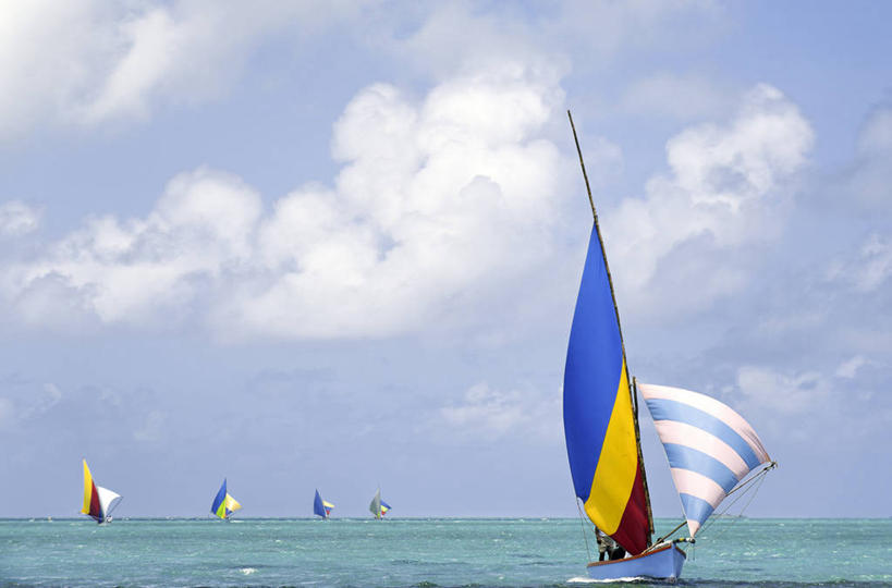 帆船,无人,横图,室外,白天,正面,旅游,度假,海浪,海洋,美景,船,非洲,毛里求斯,阴影,光线,影子,景观,浪花,云,云朵,云彩,娱乐,蓝色,白云,蓝天,天空,阳光,自然,海水,交通工具,天,享受,休闲,景色,放松,晴朗,四艘,自然风光,载具,海景,阿非利加洲,毛里求斯共和国,大海,风浪,海,海水的波动,近岸浪,涌浪,晴空,彩图,大港区