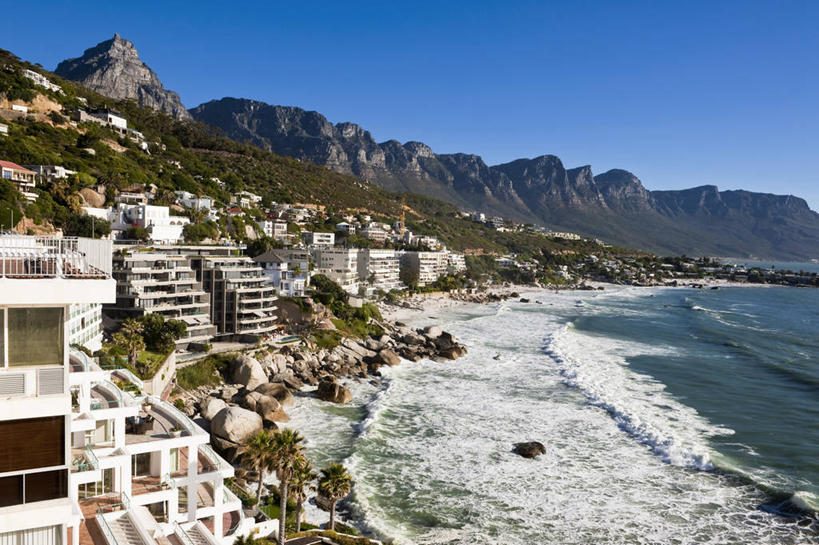 无人,家,栏杆,横图,室外,白天,正面,旅游,度假,海浪,海洋,美景,沙滩,山,山脉,楼梯,非洲,南非,阴影,光线,扶手,沙子,影子,房屋,阶梯,墙,屋子,海岸,景观,浪花,山峰,沙地,山峦,首都,娱乐,护栏,楼房,墙壁,墙面,台阶,住宅,蓝色,白色,蓝天,天空,阳光,自然,海水,群山,天,享受,休闲,景色,放松,晴朗,自然风光,海景,万里无云,开普敦,桌山,省会,阿非利加洲,立法首都,南非共和国,西开普省,大海,风浪,海,海水的波动,海滩,近岸浪,涌浪,晴空,晴空万里,彩图,房子,克利夫顿海滩