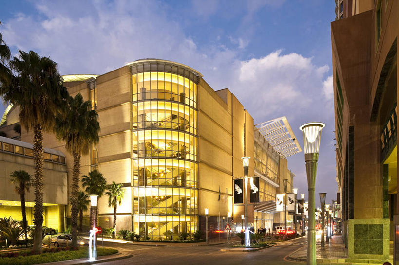 无人,宾馆,横图,室外,白天,仰视,度假,美景,日落,植物,窗户,落地窗,城市风光,城市,道路,酒店,路,公路,汽车,棕榈树,叶子,照明,非洲,南非,一排,许多,整齐,并列,并排,墙,景观,晚霞,霞光,落日,分界线,绿叶,停车线,交通,很多,娱乐,玻璃窗,墙壁,墙面,车,灯,树,树木,排列,绿色,白色,自然,黄昏,灯具,交通工具,轿车,享受,休闲,嫩叶,景色,彩霞,放松,生长,成长,车行道,车行道分界线,旅社,照亮,照明设备,队列,载具,标线,平行,棕榈叶,车行线,前照灯,前大灯,车前灯,阿非利加洲,豪登省,黄金之城,南非共和国,约翰内斯堡,夕照,薄暮,叶,叶片,夕阳,马路,棕树,棕榈,彩图,低角度拍摄,傍晚,客店,客栈,旅店,旅馆,商旅,斜阳