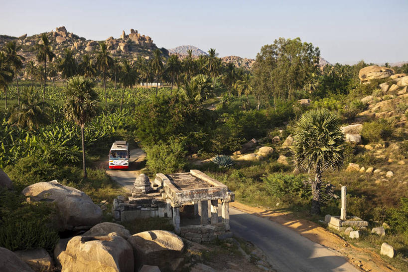 无人,横图,俯视,室外,白天,旅游,度假,草地,草坪,美景,植物,道路,路,公共汽车,印度,亚洲,一辆,阴影,光线,影子,景观,小路,巴士,公交车,交通,娱乐,车,草,树,树木,蓝色,绿色,蓝天,天空,阳光,自然,交通工具,天,享受,休闲,景色,放松,生长,晴朗,成长,自然风光,载具,南亚,万里无云,卡纳塔克邦,印度共和国,卡纳塔克,贝拉里,亨比,亨比古迹群,晴空,晴空万里,彩图,高角度拍摄