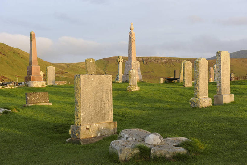 无人,横图,室外,白天,正面,旅游,度假,草地,草坪,美景,日落,山,山脉,植物,英国,欧洲,景观,山峰,晚霞,霞光,落日,山峦,娱乐,苏格兰,草,绿色,自然,黄昏,群山,享受,休闲,墓地,景色,彩霞,放松,坟墓,陵墓,西欧,自然风光,大不列颠,坟场,大不列颠及北爱尔兰联合王国,苏格兰王国,夕照,薄暮,斯凯岛,内赫布里底群岛,斯盖岛,斯嘉岛,夕阳,彩图,傍晚,大不列颠王国,大英帝国,联合王国,日不落帝国,斜阳