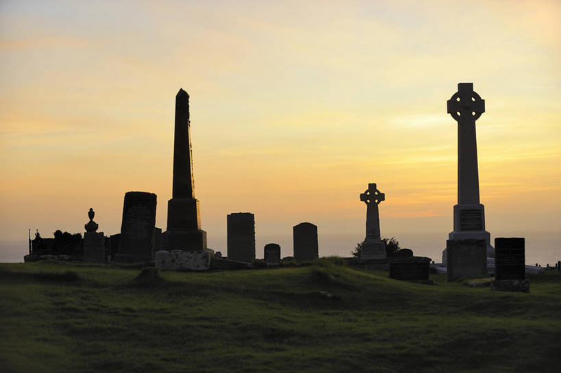 无人,横图,室外,白天,正面,旅游,度假,草地,草坪,美景,日落,山,山脉,植物,英国,欧洲,景观,山峰,晚霞,霞光,落日,山峦,背光,娱乐,苏格兰,草,绿色,自然,黄昏,群山,享受,休闲,墓地,景色,彩霞,放松,坟墓,陵墓,西欧,自然风光,大不列颠,逆光,坟场,大不列颠及北爱尔兰联合王国,苏格兰王国,夕照,薄暮,斯凯岛,内赫布里底群岛,斯盖岛,斯嘉岛,夕阳,彩图,傍晚,大不列颠王国,大英帝国,联合王国,日不落帝国,斜阳