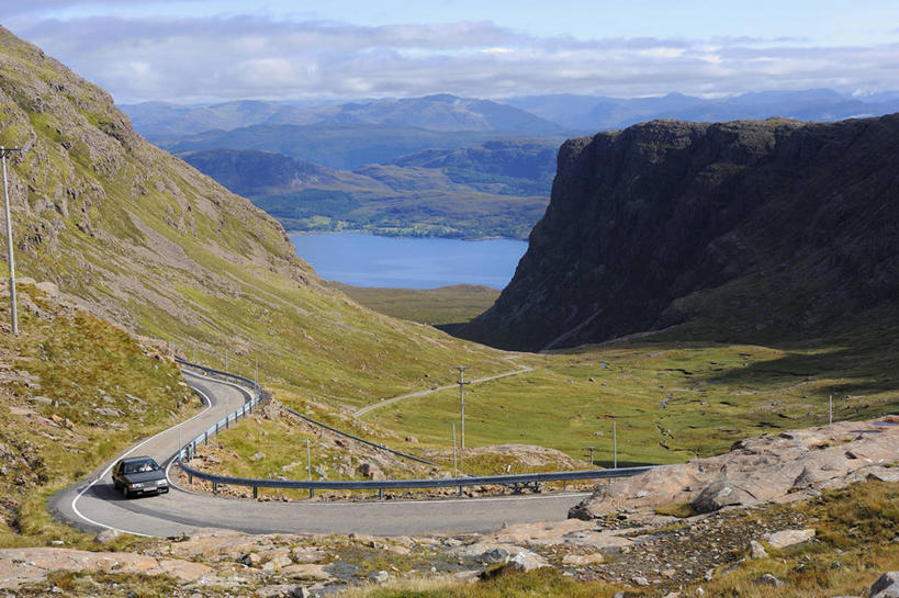 无人,栏杆,横图,俯视,室外,白天,旅游,度假,草地,草坪,河流,美景,山,山脉,水,植物,道路,路,公路,汽车,瑞典,欧洲,一辆,阴影,曲折,弯曲,光线,影子,河水,景观,山峰,水流,悬崖,围栏,交通,山峦,娱乐,护栏,车,草,蓝色,绿色,蓝天,天空,阳光,自然,交通工具,轿车,群山,天,享受,休闲,景色,放松,蜿蜒,晴朗,斯堪的纳维亚,自然风光,载具,北欧,斯堪的那维亚,斯堪的那维亚半岛,斯堪的纳维亚半岛,万里无云,首府,绝壁,瑞典王国,西曼兰省,韦斯特罗斯,晴空,晴空万里,马路,彩图,高角度拍摄
