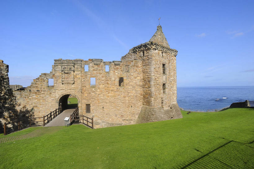 无人,栏杆,横图,室外,白天,正面,旅游,度假,建材,草地,草坪,海浪,海洋,名胜古迹,植物,标志建筑,地标,建筑,英国,欧洲,阴影,破旧,遗迹,陈旧,光线,材料,影子,砖,砖块,堡垒,城堡,墙,浪花,围栏,古迹,文物,娱乐,建设,古建筑,护栏,苏格兰,废墟,墙壁,墙面,草,蓝色,绿色,灰色,蓝天,天空,阳光,海水,天,享受,休闲,砖头,旅游胜地,放松,建造,晴朗,西欧,要塞,残破,大不列颠,海景,古文明,大不列颠及北爱尔兰联合王国,万里无云,苏格兰王国,设防,圣安德鲁斯,法夫,大海,风浪,海,海水的波动,近岸浪,石料,涌浪,晴空,晴空万里,彩图,圣安德鲁斯城堡,砌墙砖,大不列颠王国,大英帝国,联合王国,日不落帝国