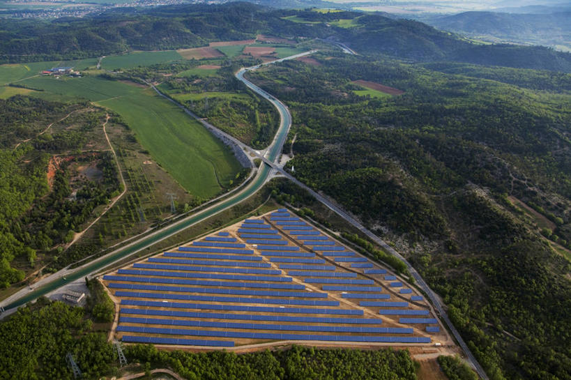 无人,农田,横图,俯视,航拍,室外,白天,旅游,度假,庄稼,农作物,太阳能,草地,草坪,美景,植物,道路,路,法国,欧洲,一排,许多,阴影,环保,曲折,弯曲,整齐,并列,并排,光线,影子,景观,小路,交通,很多,娱乐,草,树,树木,排列,绿色,阳光,自然,享受,休闲,景色,放松,蜿蜒,生长,能源,成长,存储,回收,资源,西欧,鸟瞰,储存,队列,法兰西,自然风光,平行,利用,低碳,循环,瓦尔省,法兰西共和国,法兰西第五共和国,持续,普罗旺斯.阿尔卑斯.蓝色海岸,普罗旺斯.阿尔卑斯.蓝色海岸大区,瓦尔,太阳能电池板,彩图,高角度拍摄,耕地,庄稼田,布里尼奥勒区,弗尔东河畔维农