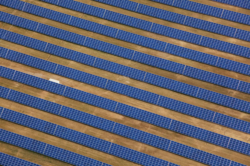 无人,横图,俯视,航拍,室外,特写,白天,太阳能,法国,欧洲,一排,许多,阴影,环保,整齐,并列,并排,光线,影子,很多,排列,阳光,能源,存储,回收,资源,西欧,鸟瞰,储存,队列,法兰西,平行,利用,低碳,循环,瓦尔省,法兰西共和国,法兰西第五共和国,持续,普罗旺斯.阿尔卑斯.蓝色海岸,普罗旺斯.阿尔卑斯.蓝色海岸大区,瓦尔,太阳能电池板,彩图,高角度拍摄,布里尼奥勒区,弗尔东河畔维农