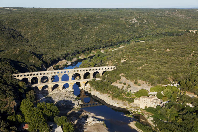 无人,横图,俯视,航拍,室外,白天,旅游,度假,草地,草坪,河流,山,山脉,水,植物,标志建筑,地标,建筑,桥梁,法国,欧洲,阴影,光线,影子,河水,山峰,水流,桥,山峦,娱乐,建设,石桥,拱桥,草,树,树木,绿色,倒影,阳光,自然,群山,享受,休闲,旅游胜地,放松,拱形,生长,成长,人行桥,石拱桥,倒映,西欧,鸟瞰,法兰西,加德桥,法兰西共和国,加尔桥,法兰西第五共和国,加尔省,反照,彩图,高角度拍摄