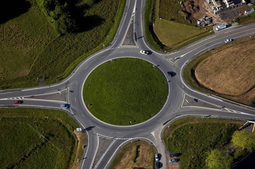 无人,横图,俯视,航拍,室外,白天,旅游,度假,草地,草坪,美景,植物,道路,路,公路,汽车,法国,欧洲,许多,阴影,曲折,弯曲,环绕,围绕,光线,影子,景观,分界线,停车线,交通,很多,环抱,娱乐,车,草,树,树木,排列,绿色,阳光,自然,交通工具,轿车,享受,休闲,景色,放松,蜿蜒,生长,成长,车行道,车行道分界线,西欧,鸟瞰,法兰西,自然风光,载具,标线,车行线,法兰西共和国,法兰西第五共和国,摆列,萦绕,南部.比利牛斯,南部.比利牛斯大区,上加龙,上加龙省,马路,彩图,高角度拍摄,布列,分列