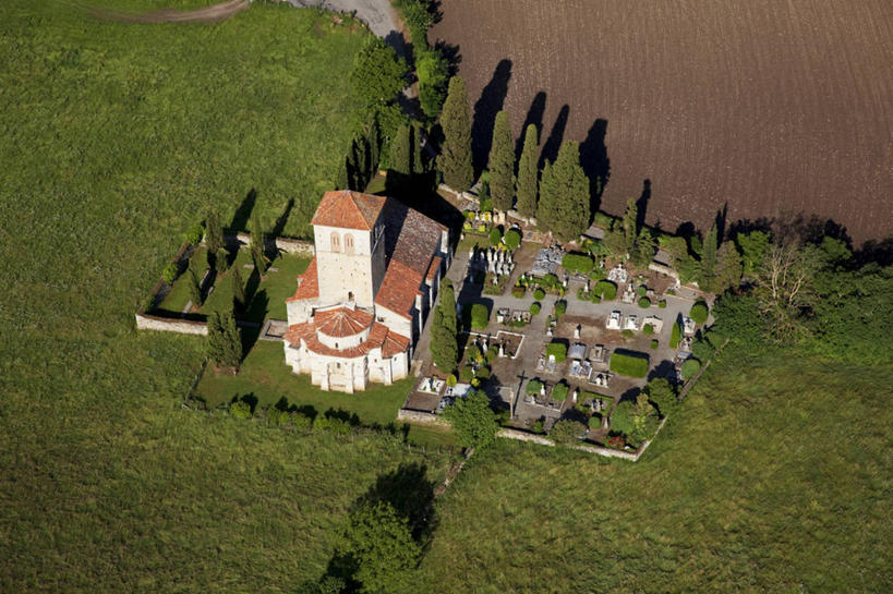 无人,教堂,横图,俯视,航拍,室外,白天,旅游,度假,草地,草坪,名胜古迹,植物,标志建筑,地标,建筑,法国,欧洲,阴影,节日,遗迹,光线,影子,墙,屋顶,褐色,顶棚,古迹,文化,文物,娱乐,建设,古建筑,墙壁,墙面,草,树,树木,绿色,白色,阳光,自然,祈祷,享受,休闲,健康,旅游胜地,放松,许愿,宗教,信仰,生长,成长,纪念,祈求,西欧,鸟瞰,法兰西,信念,古文明,法兰西共和国,法兰西第五共和国,南部.比利牛斯,南部.比利牛斯大区,上加龙,上加龙省,平安,彩图,高角度拍摄,大教堂,礼拜堂,圣贝尔特朗德科曼热,圣戈当区