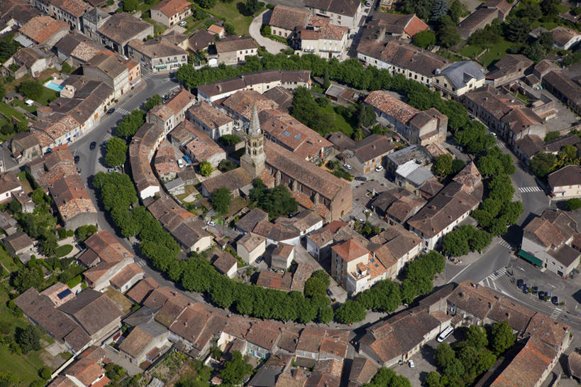 无人,家,横图,俯视,航拍,室外,白天,度假,草地,草坪,美景,植物,城市风光,城市,法国,欧洲,阴影,光线,影子,房屋,屋顶,屋子,景观,褐色,顶棚,娱乐,楼房,住宅,草,树,树木,绿色,阳光,自然,享受,休闲,景色,放松,生长,成长,西欧,鸟瞰,法兰西,法兰西共和国,法兰西第五共和国,南部.比利牛斯,南部.比利牛斯大区,上加龙,上加龙省,米雷区,彩图,高角度拍摄,房子,马尔特雷托洛桑