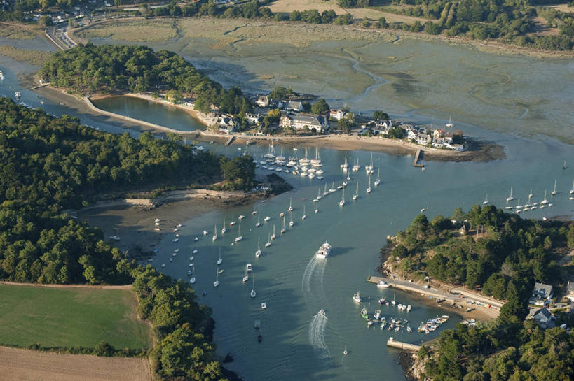 无人,家,横图,俯视,航拍,室外,白天,旅游,度假,草地,草坪,河流,美景,水,植物,船,法国,欧洲,一排,许多,阴影,整齐,并列,并排,光线,影子,房屋,屋顶,屋子,河水,景观,水流,木船,很多,顶棚,娱乐,楼房,住宅,草,树,树木,排列,绿色,阳光,自然,交通工具,享受,休闲,景色,放松,生长,成长,舟,布列塔尼,西欧,鸟瞰,队列,法兰西,自然风光,载具,平行,法兰西共和国,法兰西第五共和国,布列塔尼地区,莫尔比昂省,彩图,高角度拍摄,房子,瓦讷区