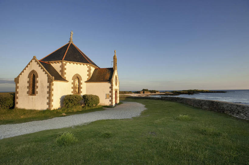 无人,教堂,横图,室外,白天,正面,旅游,度假,草地,草坪,海浪,海洋,名胜古迹,植物,标志建筑,道路,地标,建筑,路,法国,欧洲,阴影,节日,遗迹,光线,影子,墙,屋顶,浪花,小路,交通,顶棚,古迹,文化,文物,娱乐,建设,古建筑,墙壁,墙面,草,蓝色,绿色,白色,灰色,蓝天,天空,阳光,海水,天,祈祷,享受,休闲,健康,旅游胜地,放松,许愿,宗教,信仰,晴朗,纪念,祈求,布列塔尼,西欧,法兰西,海景,信念,古文明,万里无云,法兰西共和国,法兰西第五共和国,布列塔尼地区,莫尔比昂省,平安,大海,风浪,海,海水的波动,近岸浪,涌浪,晴空,晴空万里,彩图,大教堂,礼拜堂,瓦讷区,萨尔佐