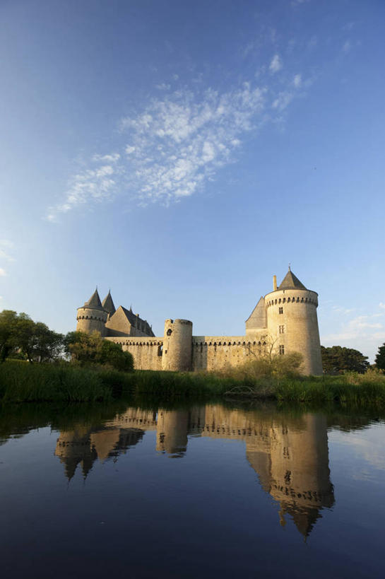 无人,竖图,室外,白天,正面,旅游,度假,建材,草地,草坪,海浪,海洋,名胜古迹,植物,标志建筑,地标,建筑,法国,欧洲,阴影,遗迹,光线,材料,影子,砖,砖块,堡垒,城堡,墙,浪花,云,云朵,云彩,古迹,文物,娱乐,建设,古建筑,墙壁,墙面,草,树,树木,蓝色,绿色,灰色,白云,倒影,蓝天,天空,阳光,自然,海水,天,享受,休闲,砖头,旅游胜地,放松,建造,生长,晴朗,成长,倒映,布列塔尼,西欧,要塞,法兰西,海景,古文明,法兰西共和国,法兰西第五共和国,反照,布列塔尼地区,设防,莫尔比昂省,大海,风浪,海,海水的波动,近岸浪,石料,涌浪,晴空,彩图,砌墙砖,瓦讷区,萨尔佐