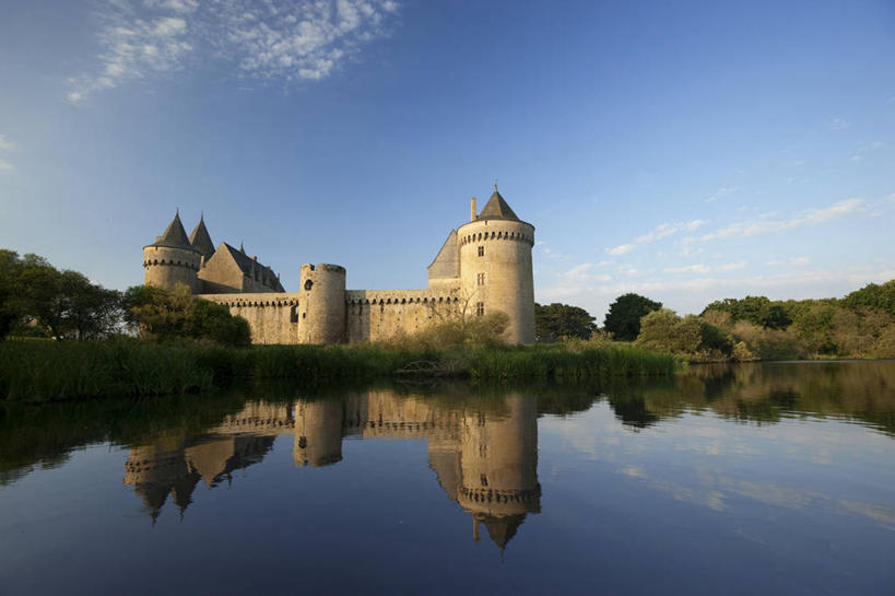 无人,横图,室外,白天,正面,旅游,度假,建材,草地,草坪,海浪,海洋,名胜古迹,植物,标志建筑,地标,建筑,法国,欧洲,阴影,遗迹,光线,材料,影子,砖,砖块,堡垒,城堡,墙,浪花,云,云朵,云彩,古迹,文物,娱乐,建设,古建筑,墙壁,墙面,草,树,树木,蓝色,绿色,灰色,白云,倒影,蓝天,天空,阳光,自然,海水,天,享受,休闲,砖头,旅游胜地,放松,建造,生长,晴朗,成长,倒映,布列塔尼,西欧,要塞,法兰西,海景,古文明,法兰西共和国,法兰西第五共和国,反照,布列塔尼地区,设防,莫尔比昂省,大海,风浪,海,海水的波动,近岸浪,石料,涌浪,晴空,彩图,砌墙砖,瓦讷区,萨尔佐