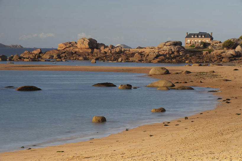 无人,家,横图,室外,白天,正面,旅游,度假,海浪,海洋,礁石,石头,美景,沙滩,法国,欧洲,沙子,石子,房屋,屋子,海岸,景观,浪花,乌云,悬崖,云,阴天,云朵,沙地,云彩,娱乐,楼房,住宅,天空,自然,海水,天,享受,休闲,景色,放松,昏暗,阴沉,布列塔尼,西欧,法兰西,自然风光,海景,法兰西共和国,法兰西第五共和国,绝壁,布列塔尼地区,阿摩尔滨海省,大海,风浪,海,海水的波动,海滩,礁,近岸浪,石块,岩石,涌浪,彩图,房子,特雷加斯泰