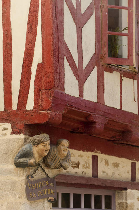 无人,家,竖图,室外,白天,仰视,度假,美景,植物,窗户,城市风光,城市,法国,欧洲,阴影,光线,盆栽,影子,房屋,墙,屋子,景观,盆景,娱乐,楼房,玻璃窗,墙壁,墙面,住宅,红色,绿色,灰色,阳光,自然,享受,休闲,景色,放松,生长,成长,布列塔尼,西欧,法兰西,法兰西共和国,法兰西第五共和国,布列塔尼地区,莫尔比昂省,彩图,低角度拍摄,房子,瓦讷区