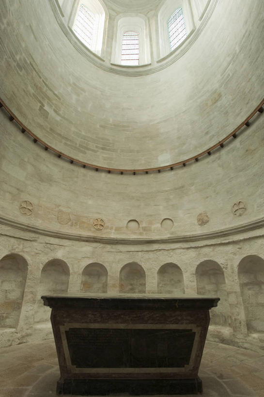 无人,教堂,竖图,室内,白天,仰视,旅游,度假,名胜古迹,天花板,标志建筑,地标,建筑,法国,欧洲,阴影,节日,遗迹,反射,影子,墙,古迹,文化,文物,娱乐,建设,古建筑,墙壁,墙面,一个,白色,讲台,祈祷,享受,休闲,墓地,健康,旅游胜地,放松,许愿,宗教,信仰,单个,纪念,祈求,坟墓,陵墓,布列塔尼,西欧,法兰西,演说台,坟场,信念,演讲台,古文明,法兰西共和国,法兰西第五共和国,布列塔尼地区,莫尔比昂省,平安,彩图,低角度拍摄,大教堂,礼拜堂,瓦讷区