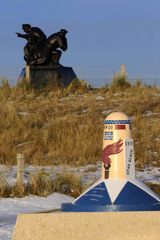 无人,竖图,室外,白天,正面,旅游,度假,名胜古迹,植物,标志建筑,地标,建筑,雕塑,法国,欧洲,阴影,枯萎,遗迹,艺术,装饰,光线,雕刻,雕像,影子,枯草,古迹,文物,娱乐,建设,古建筑,草,一个,黄色,蓝色,蓝天,天空,阳光,工艺品,天,享受,休闲,旅游胜地,放松,晴朗,单个,纪念,美术,西欧,法兰西,主题,陈列,古文明,万里无云,法兰西共和国,功能,美学,法兰西第五共和国,下诺曼底,下诺曼底大区,芒什省,晴空,晴空万里,彩图