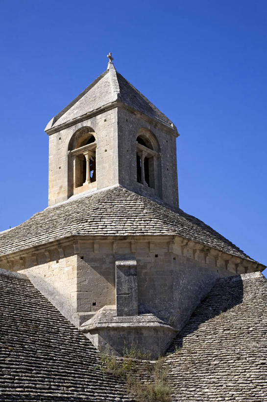 无人,竖图,室外,白天,仰视,旅游,度假,建材,名胜古迹,标志建筑,地标,建筑,法国,欧洲,阴影,节日,遗迹,时间,光线,材料,时钟,瓦片,影子,砖,砖块,墙,屋顶,屋檐,钟楼,计时,顶棚,古迹,文化,文物,娱乐,建设,古建筑,檐,墙壁,墙面,蓝色,灰色,蓝天,天空,阳光,钟表,天,祈祷,享受,休闲,健康,表,砖头,旅游胜地,放松,许愿,宗教,建造,信仰,晴朗,纪念,祈求,基督教,西欧,沃克吕兹省,天主教,法兰西,修道院,信念,古文明,万里无云,法兰西共和国,法兰西第五共和国,塔钟,普罗旺斯.阿尔卑斯.蓝色海岸,普罗旺斯.阿尔卑斯.蓝色海岸大区,神学院,修院,隐修院,塞南克修道院,塞农克修道院,平安,钟,石料,晴空,晴空万里,彩图,低角度拍摄,砌墙砖