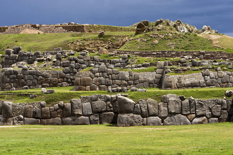无人,寺庙,横图,室外,白天,正面,旅游,度假,草地,草坪,石头,名胜古迹,植物,标志建筑,地标,建筑,秘鲁,阴影,节日,破旧,遗迹,陈旧,光线,石子,影子,墙,燃烧,古迹,文化,文物,娱乐,建设,古建筑,废墟,墙壁,墙面,草,蓝色,绿色,蓝天,天空,阳光,香火,庙宇,天,祈祷,享受,休闲,健康,旅游胜地,南美,放松,许愿,宗教,信仰,晴朗,纪念,祈求,南美洲,拉丁美洲,残破,美洲,古文明,万里无云,秘鲁共和国,印加遗址,亚美利加洲,南亚美利加洲,玉米之仓,库斯科省,平安,石块,岩石,晴空,晴空万里,彩图,庙,寺,萨克萨瓦曼,萨克塞华曼,萨克塞瓦曼,库斯科大区