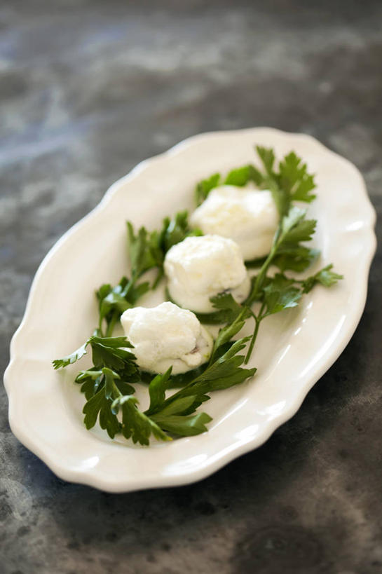 无人,竖图,俯视,室内,特写,白天,烹饪,西餐,餐桌,桌子,蔬菜,蒜,餐具,一堆,许多,阴影,堆叠,堆积,新鲜,反射,木制,蜗牛,碟子,盘,影子,香菜,肉,料理,食品,很多,蒜头,菜肴,美食,肉类,食物,三个,一个,白色,盘子,木制品,碟,西式,佳肴,有机食品,绿色食品,单个,餐台,堆,肉食,胡菜,香荽,原荽,园荽,芫荽,胡荽,莞荽,芫茜,芫蓿,莚葛草,莚荽菜,胡蒜,大蒜,彩图,高角度拍摄,法国菜,法式焗蜗牛,蜗牛肉,法国蜗牛