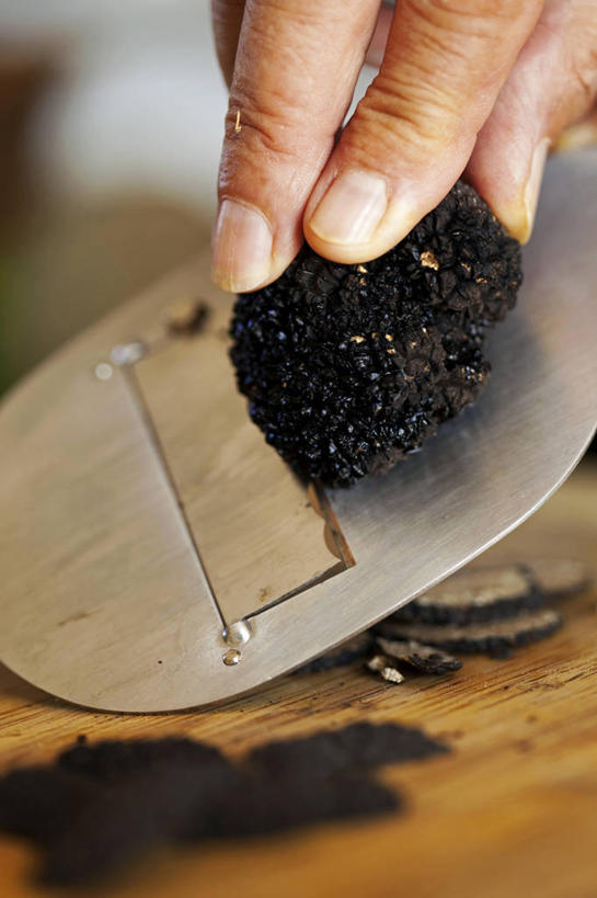 西方人,手,一个人,竖图,俯视,室内,特写,白天,蔬菜,金属制品,欧洲,欧洲人,仅一个男性,仅一个人,握,阴影,朦胧,模糊,新鲜,反射,金属,工具,刨丝器,影子,菌菇,食品,案板,刀具,松露,菌类,砧板,食物,仅一个年轻男性,一个,黑色,刀,手部,食用菌,握着,有机食品,绿色食品,单个,单手,真菌,乳酪磨碎器,黑松露,男人,男性,年轻男性,白种人,半身,彩图,高角度拍摄,奶酪刨丝器