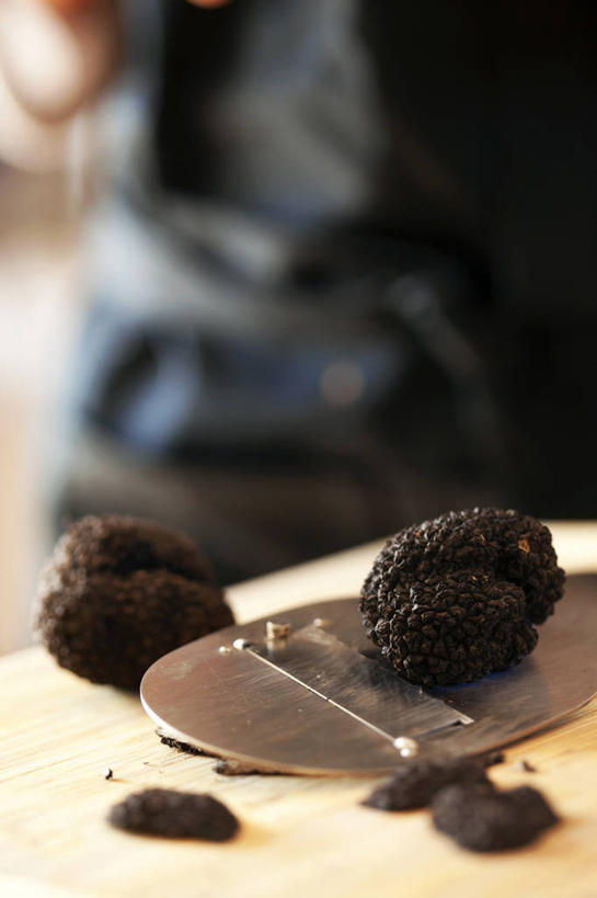 西方人,一个人,站,竖图,俯视,室内,白天,蔬菜,金属制品,欧洲,欧洲人,仅一个男性,仅一个人,阴影,服装,朦胧,模糊,新鲜,反射,金属,工具,刨丝器,影子,菌菇,食品,案板,刀具,松露,菌类,休闲装,砧板,食物,仅一个年轻男性,两个,一个,衣服,刀,站着,休闲,休闲服,食用菌,服饰,有机食品,绿色食品,单个,真菌,乳酪磨碎器,黑松露,男人,男性,年轻男性,白种人,站立,半身,彩图,高角度拍摄,奶酪刨丝器