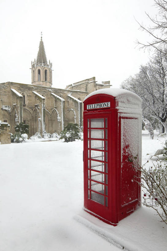 无人,家,打电话,竖图,室外,白天,正面,度假,美景,雪,植物,大雪,城市风光,城市,电话,法国,欧洲,阴影,光线,影子,房屋,墙,屋子,积雪,景观,雪景,冬季,冬天,枝条,娱乐,通讯设备,楼房,电话亭,墙壁,墙面,住宅,树,树木,树枝,一个,红色,绿色,灰色,天空,阳光,自然,话筒,天,享受,休闲,电话线,景色,便捷,放松,寒冷,服务,生长,单个,成长,公用电话,公共设施,固定电话,西欧,沃克吕兹省,法兰西,阿维尼翁,法兰西共和国,法兰西第五共和国,严寒,虬枝,枝杈,普罗旺斯.阿尔卑斯.蓝色海岸,普罗旺斯.阿尔卑斯.蓝色海岸大区,交流,电话机,沟通,通话,彩图,房子