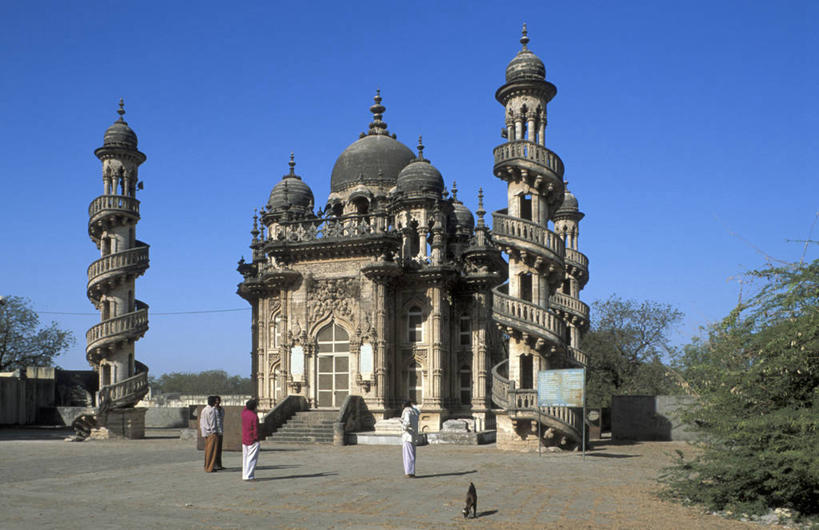 西方人,四个人,栏杆,走,横图,室外,白天,旅游,度假,草地,草坪,名胜古迹,植物,楼梯,标志建筑,地标,建筑,欧洲,印度,欧洲人,亚洲,行人,游客,游人,阴影,服装,节日,遗迹,光线,扶手,影子,阶梯,墙,屋顶,顶棚,休闲装,古迹,文化,文物,娱乐,建设,古建筑,护栏,路人,旅客,墙壁,墙面,台阶,草,树,树木,背面,衣服,蓝色,绿色,灰色,蓝天,天空,阳光,自然,天,祈祷,享受,休闲,墓地,健康,休闲服,旅游胜地,放松,许愿,宗教,服饰,信仰,生长,晴朗,成长,纪念,祈求,坟墓,陵墓,伊斯兰教,清真寺,南亚,坟场,古文明,万里无云,印度共和国,古吉拉特,古吉拉特邦,过客,居那加德县,平安,男人,男性,年轻男性,年轻女性,女人,女性,白种人,晴空,晴空万里,步行,散步,走路,彩图,全身