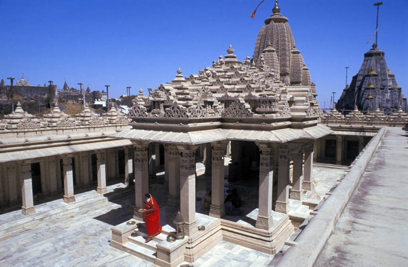 一个人,寺庙,站,横图,俯视,室外,白天,民族服装,旅游,度假,名胜古迹,楼梯,标志建筑,地标,建筑,印度,亚洲,仅一个年轻女性,仅一个女性,仅一个人,一排,许多,阴影,节日,遗迹,整齐,并列,并排,光线,影子,柱子,阶梯,屋顶,很多,燃烧,顶棚,古迹,文化,文物,娱乐,建设,古建筑,台阶,排列,红色,蓝色,蓝天,天空,阳光,香火,庙宇,天,祈祷,站着,享受,休闲,健康,旅游胜地,放松,许愿,宗教,服饰,信仰,晴朗,纪念,飘逸,祈求,庄重,队列,南亚,追求,平行,古文明,纱丽,万里无云,印度共和国,雅致,纱丽服,清婉,妍丽,古吉拉特,古吉拉特邦,平安,年轻女性,女人,女性,亚洲人,印度人,晴空,晴空万里,站立,彩图,高角度拍摄,全身,传统服装,民俗服,庙,寺,帕利塔纳,奢华