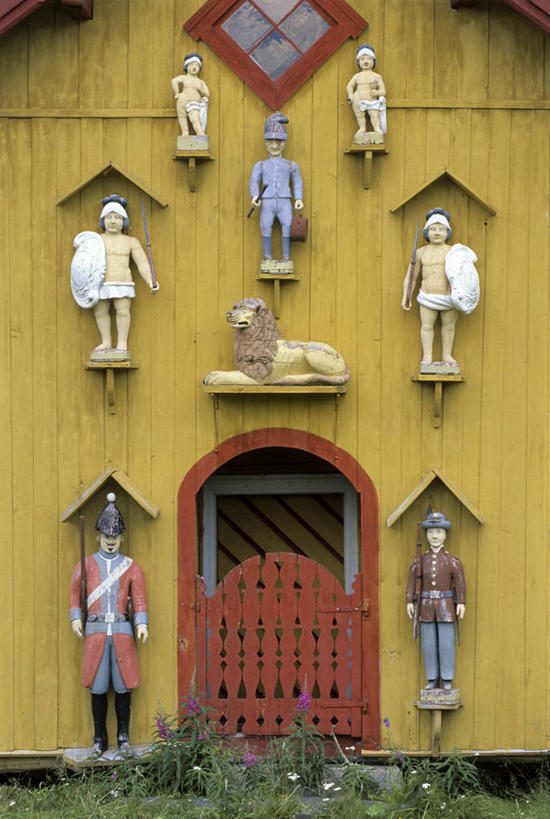 西方人,无人,教堂,站,竖图,室外,白天,正面,民族服装,旅游,度假,草地,草坪,名胜古迹,植物,门,标志建筑,地标,建筑,雕塑,挪威,欧洲,欧洲人,许多,阴影,节日,遗迹,艺术,装饰,光线,木制,雕刻,雕像,瓦片,影子,墙,屋檐,很多,许多人,古迹,文化,文物,娱乐,建设,古建筑,檐,墙壁,墙面,草,排列,黄色,绿色,阳光,木制品,工艺品,门框,祈祷,站着,一群人,享受,休闲,健康,旅游胜地,放松,许愿,宗教,信仰,纪念,祈求,美术,斯堪的纳维亚,北欧,斯堪的那维亚,斯堪的那维亚半岛,斯堪的纳维亚半岛,主题,陈列,信念,古文明,功能,美学,摆列,挪威王国,南特伦德拉格,南特伦德拉格郡,平安,男人,男性,年轻男性,年轻女性,女人,女性,白种人,站立,彩图,全身,传统服装,民俗服,大教堂,礼拜堂,布列,分列,拟人