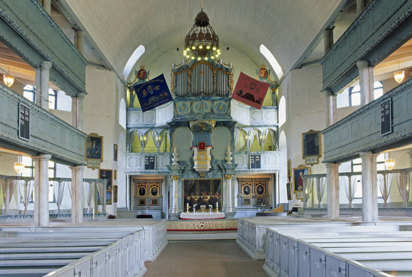 无人,教堂,横图,室内,白天,正面,旅游,度假,名胜古迹,天花板,标志建筑,地标,建筑,椅子,照明,挪威,欧洲,一排,许多,阴影,节日,遗迹,整齐,并列,并排,光线,香炉,影子,柱子,木椅,灯光,很多,古迹,文化,文物,娱乐,建设,古建筑,吊灯,灯,排列,一个,白色,灯具,祈祷,享受,休闲,健康,旅游胜地,放松,许愿,宗教,信仰,单个,纪念,祈求,照亮,祭奠,祭祀,照明设备,斯堪的纳维亚,队列,北欧,斯堪的那维亚,斯堪的那维亚半岛,斯堪的纳维亚半岛,祭坛,平行,信念,古文明,敬拜,挪威王国,勒罗斯,南特伦德拉格,南特伦德拉格郡,平安,彩图,大教堂,礼拜堂