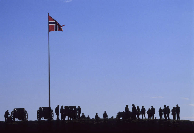 西方人,站,横图,室外,白天,仰视,度假,竞争,高科技,科技,美景,城市风光,城市,旗帜,国旗,挪威,欧洲,欧洲人,一面,行人,游客,游人,对抗,阴影,服装,冲突,军事,光线,科学,影子,景观,许多人,背光,休闲装,破坏,娱乐,路人,旅客,三个,衣服,蓝色,蓝天,天空,阳光,天,站着,一群人,享受,休闲,休闲服,大炮,武器,景色,放松,战争,工业,服饰,晴朗,损坏,攻击,恐怖,威胁,斯堪的纳维亚,对立,矛盾,兵器,北欧,斯堪的那维亚,斯堪的那维亚半岛,斯堪的纳维亚半岛,防御,逆光,军方,军工业,国防,万里无云,敌对,挫败,斗争,抗拒,抗衡,杀伤,威慑,挪威王国,过客,芬马克,芬马克郡,危险,男人,男性,年轻男性,年轻女性,女人,女性,白种人,旗,晴空,晴空万里,站立,彩图,低角度拍摄,全身,挪威国旗