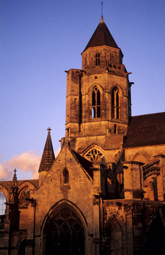 无人,教堂,竖图,室外,白天,正面,旅游,度假,名胜古迹,日落,窗户,门,标志建筑,地标,建筑,法国,欧洲,节日,遗迹,时间,时钟,瓦片,墙,屋顶,屋檐,晚霞,霞光,云,云朵,落日,钟楼,褐色,计时,云彩,顶棚,古迹,文化,文物,娱乐,建设,古建筑,檐,玻璃窗,墙壁,墙面,蓝色,白云,蓝天,天空,黄昏,门框,钟表,天,祈祷,享受,休闲,健康,表,旅游胜地,彩霞,放松,许愿,宗教,信仰,晴朗,纪念,祈求,西欧,法兰西,信念,古文明,法兰西共和国,首府,法兰西第五共和国,塔钟,夕照,薄暮,卡昂,下诺曼底,下诺曼底大区,卡尔瓦多斯省,平安,钟,晴空,夕阳,彩图,傍晚,大教堂,礼拜堂,斜阳