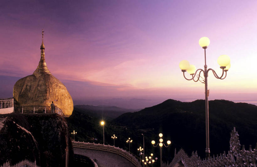 无人,寺庙,横图,室外,白天,正面,旅游,度假,名胜古迹,日落,山,山脉,标志建筑,道路,地标,建筑,路,路灯,公路,照明,缅甸,亚洲,节日,曲折,弯曲,遗迹,墙,屋顶,山峰,晚霞,霞光,云,云朵,落日,灯光,交通,山峦,燃烧,云彩,顶棚,古迹,文化,文物,娱乐,建设,古建筑,墙壁,墙面,灯,蓝色,灰色,白云,蓝天,天空,黄昏,香火,庙宇,群山,天,祈祷,享受,休闲,健康,旅游胜地,彩霞,放松,许愿,宗教,东南亚,蜿蜒,信仰,晴朗,纪念,祈求,照亮,照明设备,古文明,缅甸联邦,夕照,薄暮,大金石,洁梯优佛塔,孟邦,平安,晴空,夕阳,马路,彩图,傍晚,庙,寺,斜阳