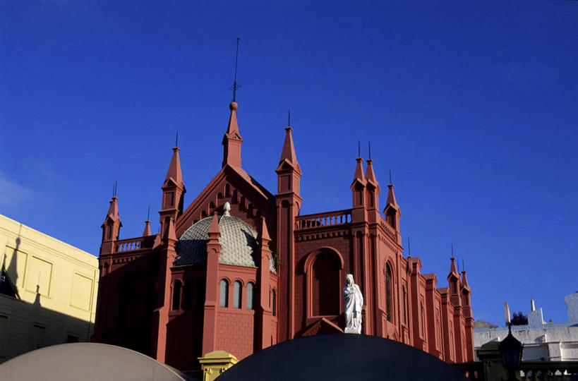 无人,家,横图,室外,白天,仰视,旅游,度假,窗户,标志建筑,地标,建筑,阿根廷,阴影,光线,十字架,影子,房屋,墙,屋子,塔,首都,娱乐,建设,楼房,玻璃窗,墙壁,墙面,住宅,红色,蓝色,蓝天,天空,阳光,天,享受,休闲,公墓,旅游胜地,南美,放松,晴朗,南美洲,拉丁美洲,美洲,万里无云,亚美利加洲,南亚美利加洲,阿根廷共和国,布宜诺斯艾利斯,雷科莱塔国家公墓,晴空,晴空万里,彩图,低角度拍摄,房子