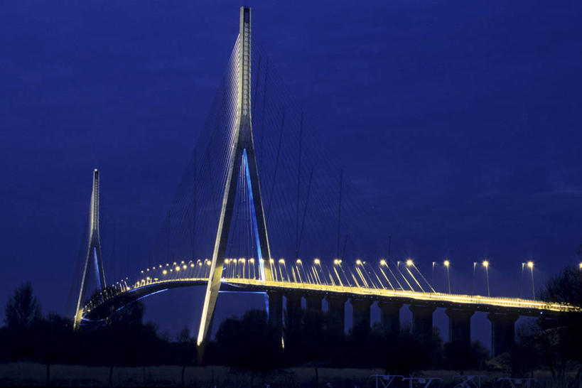 无人,横图,室外,夜晚,正面,度假,河流,美景,水,植物,城市风光,城市,大桥,路灯,桥梁,夜景,照明,法国,欧洲,一排,许多,阴影,整齐,光线,影子,河水,景观,水流,斜拉桥,桥,灯光,很多,娱乐,灯,树,树木,排列,蓝色,绿色,蓝天,天空,自然,天,享受,休闲,景色,放松,生长,晴朗,成长,照亮,照明设备,西欧,队列,法兰西,万里无云,法兰西共和国,法兰西第五共和国,斜张桥,上诺曼底,上诺曼底大区,下诺曼底,下诺曼底大区,卡尔瓦多斯省,滨海塞纳省,翁夫勒,勒阿弗尔,晴空,晴空万里,彩图,诺曼底大桥