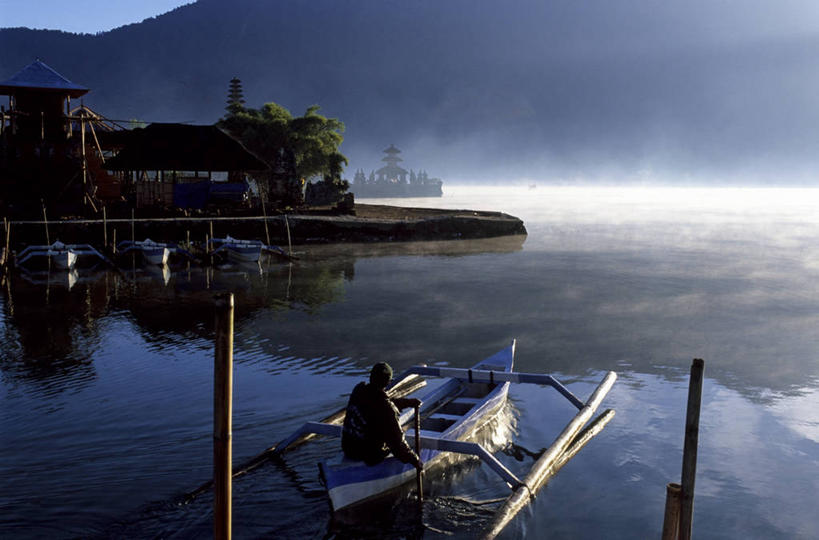 一个人,家,坐,横图,俯视,室外,白天,旅游,度假,湖,湖泊,美景,山,山脉,水,植物,雾,船,印度尼西亚,印尼,亚洲,仅一个男性,仅一个人,一艘,行人,游客,游人,阴影,波纹,飞溅,服装,朦胧,模糊,溅,光线,木板,液体,影子,柱子,房屋,屋子,湖面,景观,山峰,水滴,水流,水面,桥,木船,木桥,山峦,背光,休闲装,娱乐,楼房,路人,旅客,住宅,栈桥,水珠,树,树木,仅一个年轻男性,衣服,绿色,水纹,阳光,自然,船尾波,交通工具,波浪,湖水,群山,享受,休闲,休闲服,景色,放松,服饰,东南亚,生长,成长,人行桥,木板桥,迷雾,舟,喷洒,自然风光,载具,逆光,印度尼西亚共和国,小巽他群岛,爪哇,爪哇岛,过客,努沙登加拉群岛,男人,男性,年轻男性,亚洲人,印度人,大雾,坐着,彩图,高角度拍摄,全身,房子