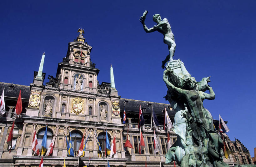 西方人,一个人,无人,家,站,横图,室外,白天,仰视,度假,美景,窗户,城市风光,城市,旗帜,国旗,雕塑,比利时,欧洲,欧洲人,仅一个年轻女性,仅一个女性,仅一个人,一排,许多,阴影,艺术,整齐,装饰,光线,雕刻,雕像,影子,柱子,房屋,墙,屋子,景观,塔,很多,娱乐,楼房,玻璃窗,墙壁,墙面,住宅,排列,一个,蓝色,灰色,蓝天,天空,阳光,工艺品,天,站着,享受,休闲,景色,放松,晴朗,单个,纪念,美术,西欧,队列,主题,陈列,万里无云,功能,美学,比利时王国,弗拉芒.布拉班特省,弗拉芒大区,年轻女性,女人,女性,白种人,旗,晴空,晴空万里,站立,彩图,低角度拍摄,全身,房子,万国旗,安特卫普省,拟人