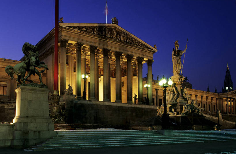 无人,家,横图,室外,夜晚,仰视,度假,美景,城市风光,城市,道路,路,雕塑,奥地利,欧洲,维也纳,一排,许多,阴影,艺术,整齐,装饰,光线,雕刻,雕像,瓦片,影子,柱子,房屋,墙,屋檐,屋子,景观,小路,灯光,交通,首都,很多,娱乐,楼房,檐,墙壁,墙面,住宅,排列,一个,蓝色,灰色,蓝天,天空,工艺品,天,享受,休闲,景色,放松,晴朗,单个,纪念,美术,队列,主题,陈列,中欧,万里无云,功能,美学,奥地利共和国,维也纳市政厅,晴空,晴空万里,彩图,低角度拍摄,房子