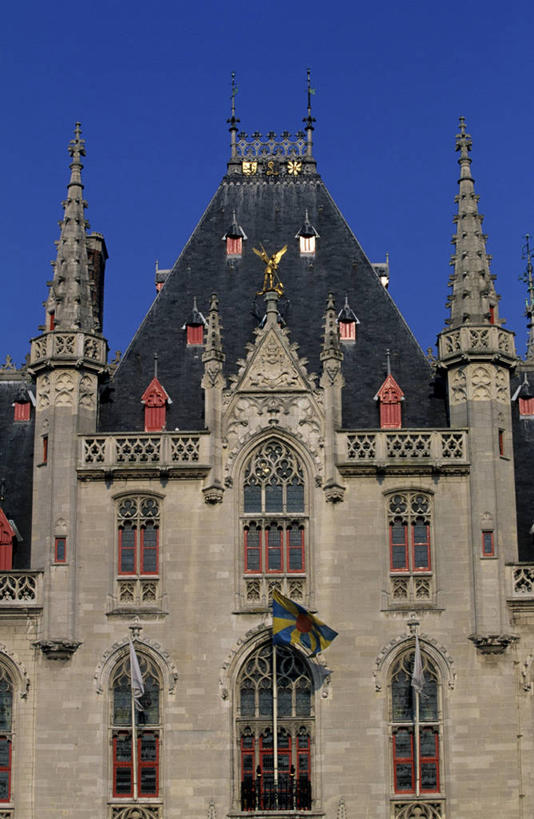 无人,家,竖图,室外,白天,仰视,度假,美景,窗户,城市风光,城市,比利时,欧洲,许多,阴影,光线,瓦片,影子,房屋,墙,屋顶,屋檐,屋子,景观,很多,顶棚,娱乐,楼房,檐,玻璃窗,墙壁,墙面,住宅,排列,蓝色,灰色,蓝天,天空,阳光,天,享受,休闲,景色,放松,晴朗,西欧,万里无云,省会,比利时王国,摆列,布鲁日,西佛兰德省,弗拉芒大区,晴空,晴空万里,彩图,低角度拍摄,房子,布列,分列