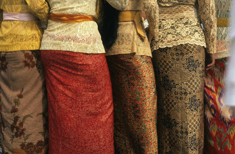 四个人,伙伴,朋友,站,横图,室外,白天,民族服装,友谊,亚洲,阴影,光线,影子,背面,阳光,站着,友情,年轻女性,女人,女性,亚洲人,印度人,站立,半身,彩图,传统服装,民俗服